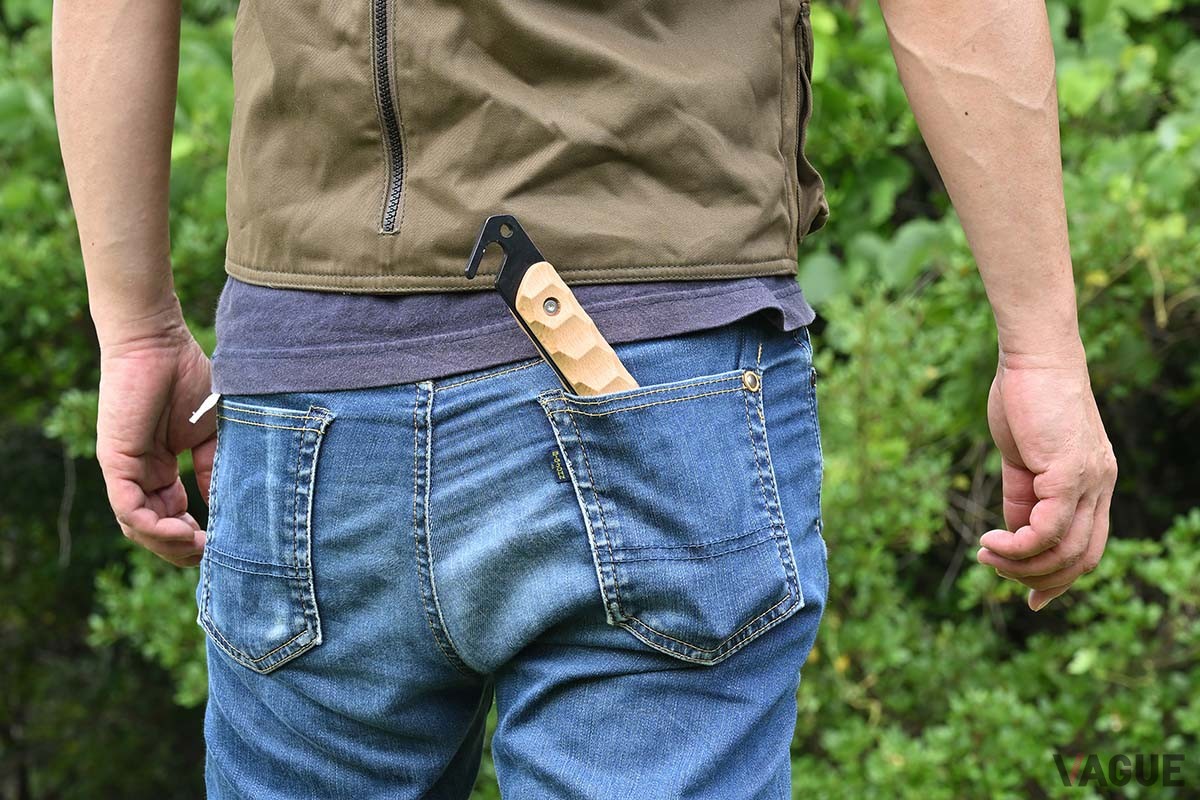 ズボンの後ろポケットにもスッキリ収納できるスマートさ