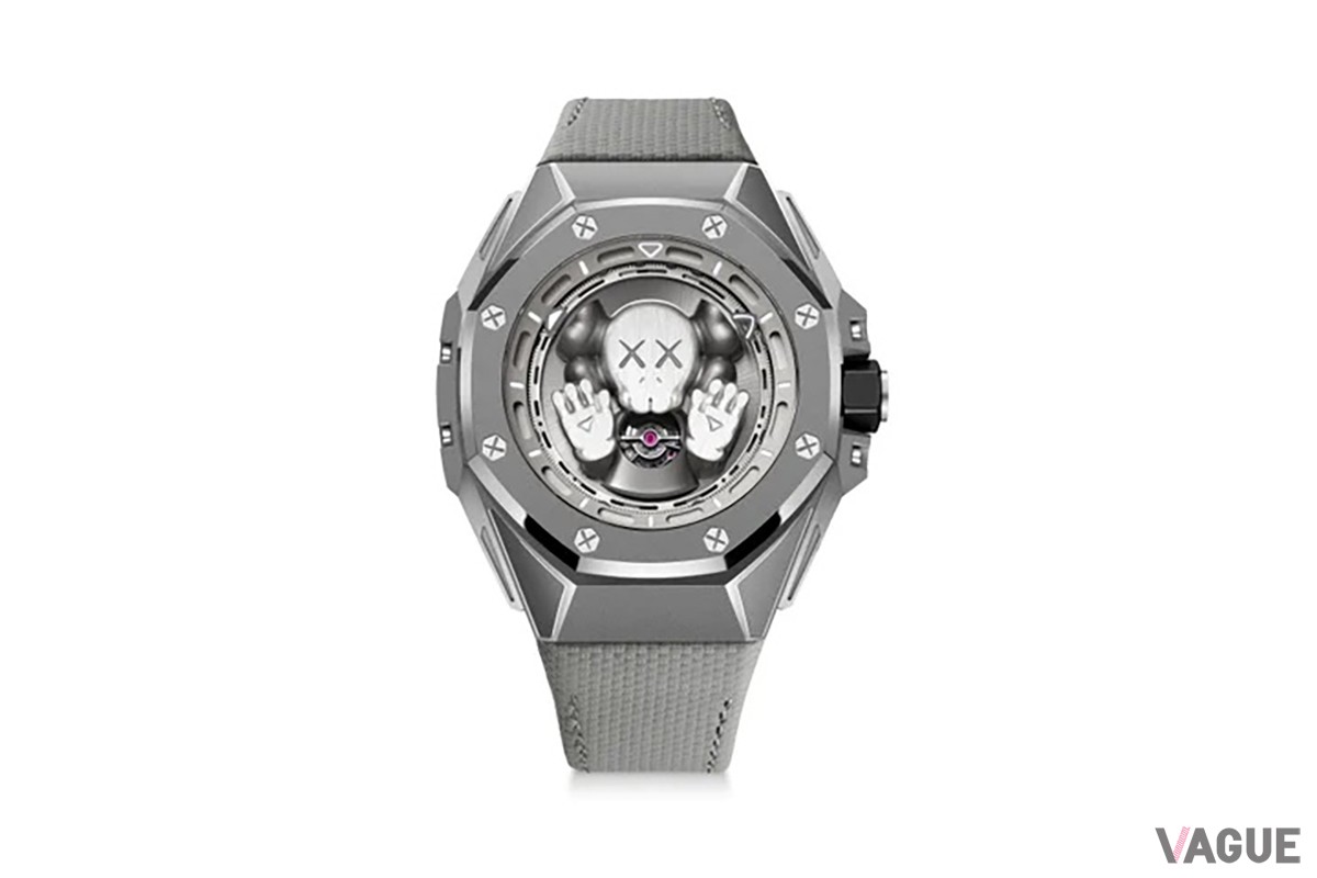 サファイアクリスタルの風防に顔と手を押し当て、まるでその向こうにあるものを好奇心いっぱいにのぞき込もうとしているキャラクター