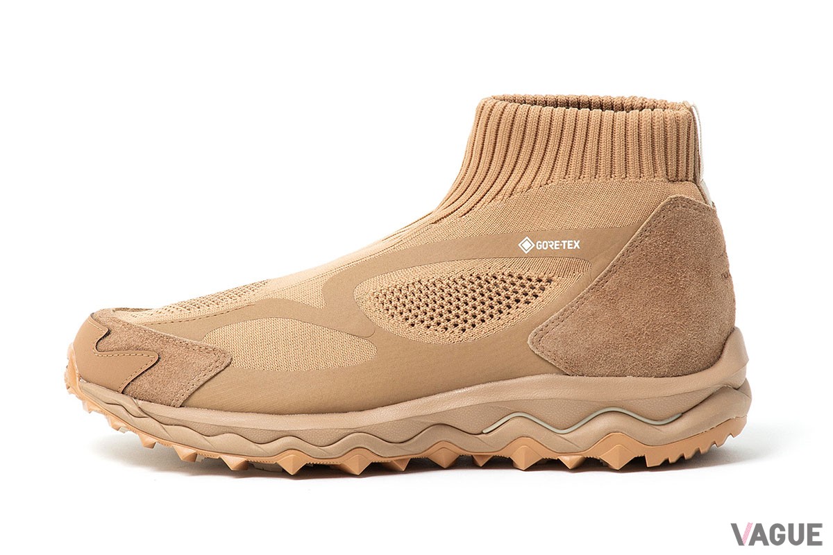 ブランデーのようなやや深みのある洗練されたカラーと、トウとヒールに新たに毛足の長いスエードを採用