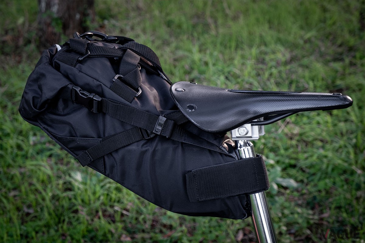 日本の旅自転車シーンにフィットしたアイテムを手掛けるリンプロジェクトの「トラベルサドルバッグ14L」（1万7600円、消費税込）は、大量の荷物を入れても振られにくい構造となっています