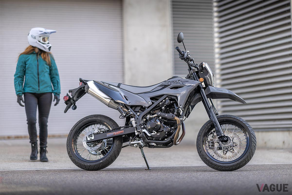 2025年1月13日に発売されることが決定したカワサキの新世代“スーパーモト”「KLX230SM」
