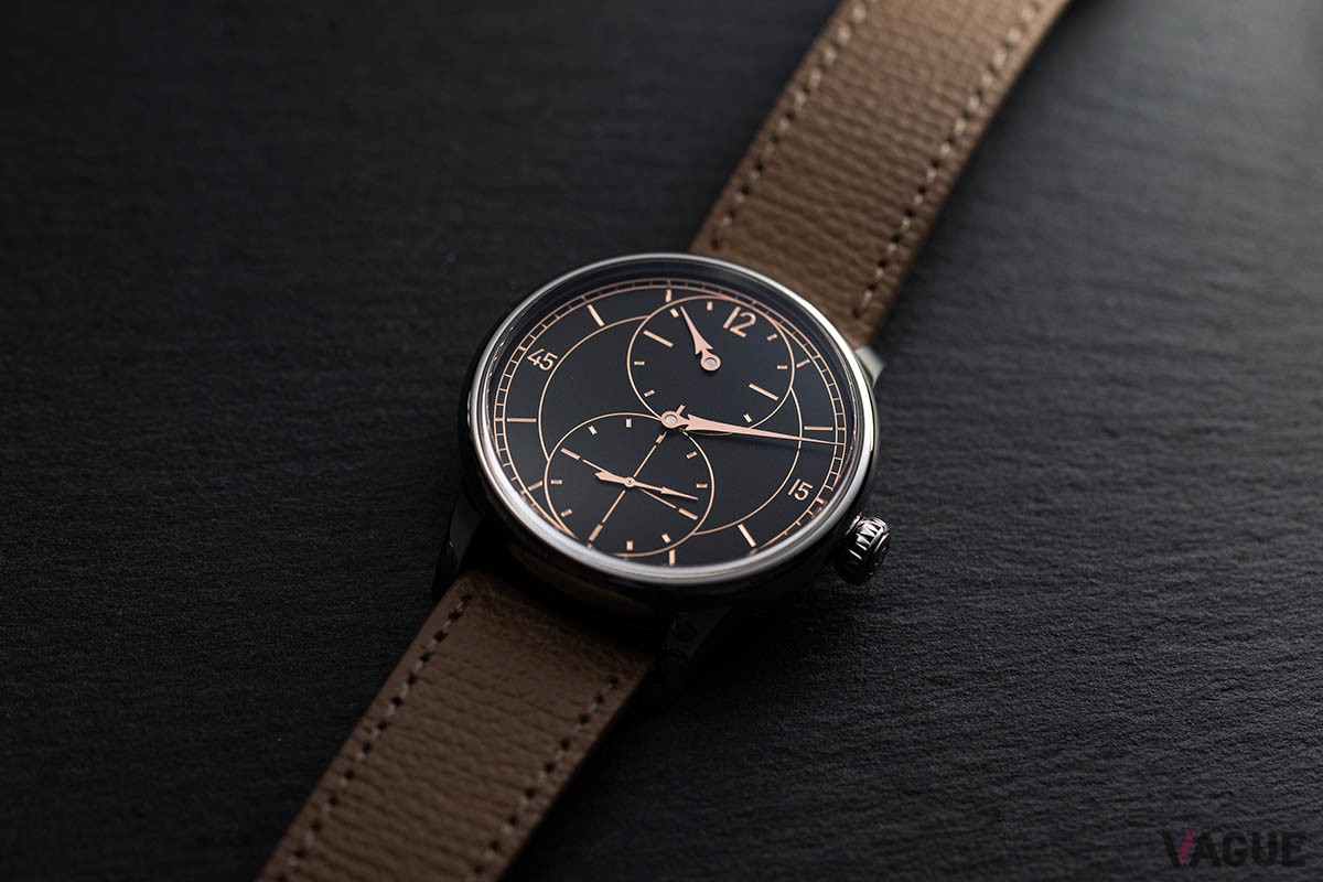 39mmサイズで、ポリッシュ仕上げのスチールケースに5Nローズゴールドのディテールが施されている