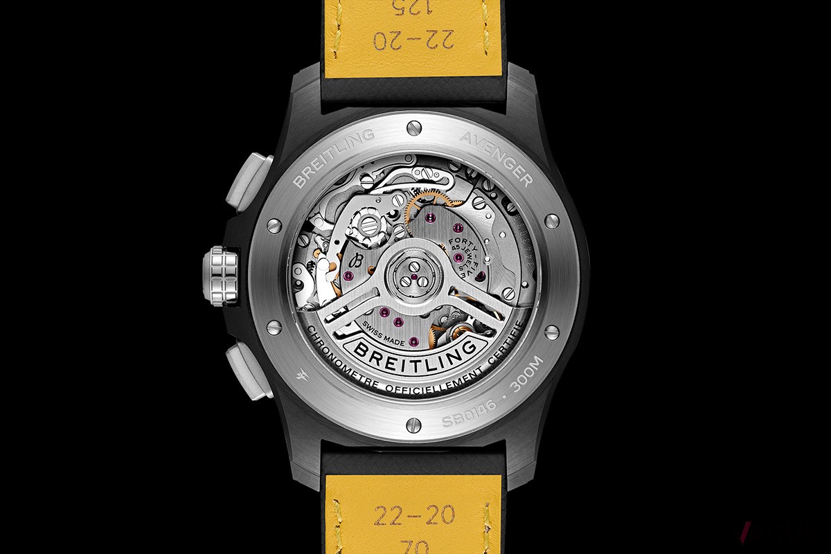 シースルーバックから鑑賞可能な、ブライトリング自社製のマニュファクチュール キャリバー01