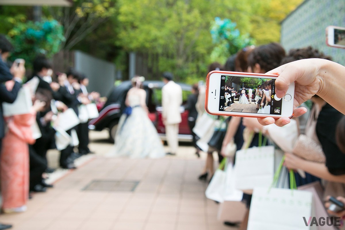 上司へは、結婚式の日取りや場所が決まったタイミングで招待すると理想的です。このとき、職場の噂話から伝わらないように、同僚より先に上司を招待するのもマナー