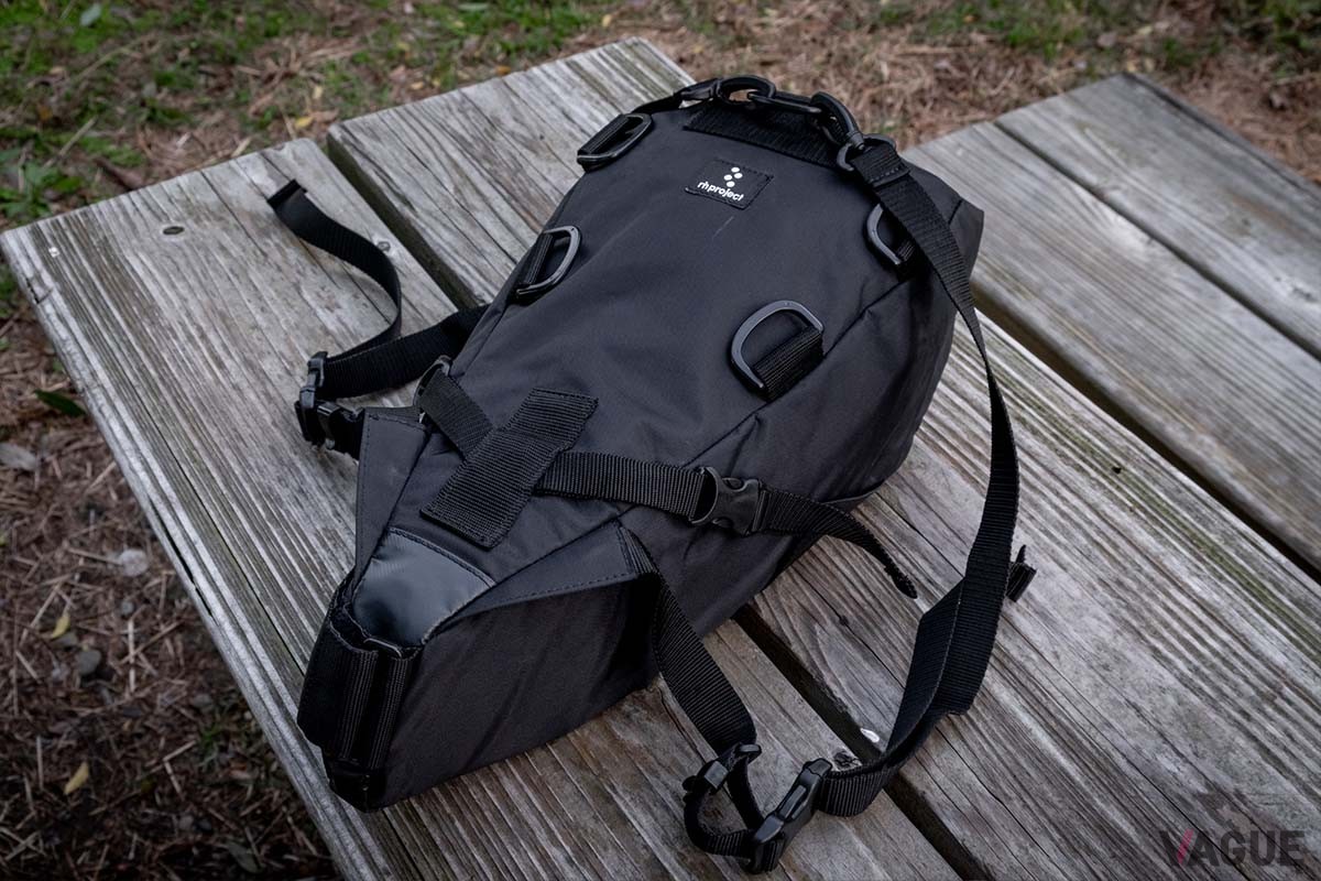 走行時に荷物を固定できる「トラベルサドルバッグ14L」のストラップは、降車時にバックパックのショルダーストラップとして活用できます。自転車につけるのも忘れ、背負ったまま再び走り始めてしまうほどのフィット感なので輪行にもオススメです