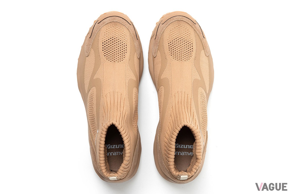 ゴアテックスファブリクスを搭載したミッドカットのブーツシルエットが最大の特徴