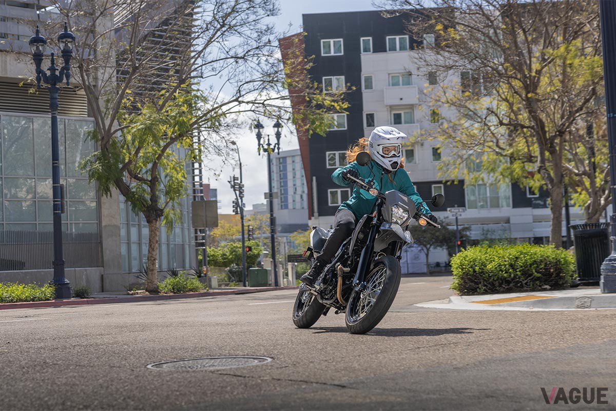 2025年1月13日に発売されることが決定したカワサキの新世代“スーパーモト”「KLX230SM」