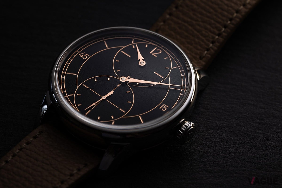 ブランドのシグネチャーである縦方向に時間表示を配置した独創的なレギュレーター