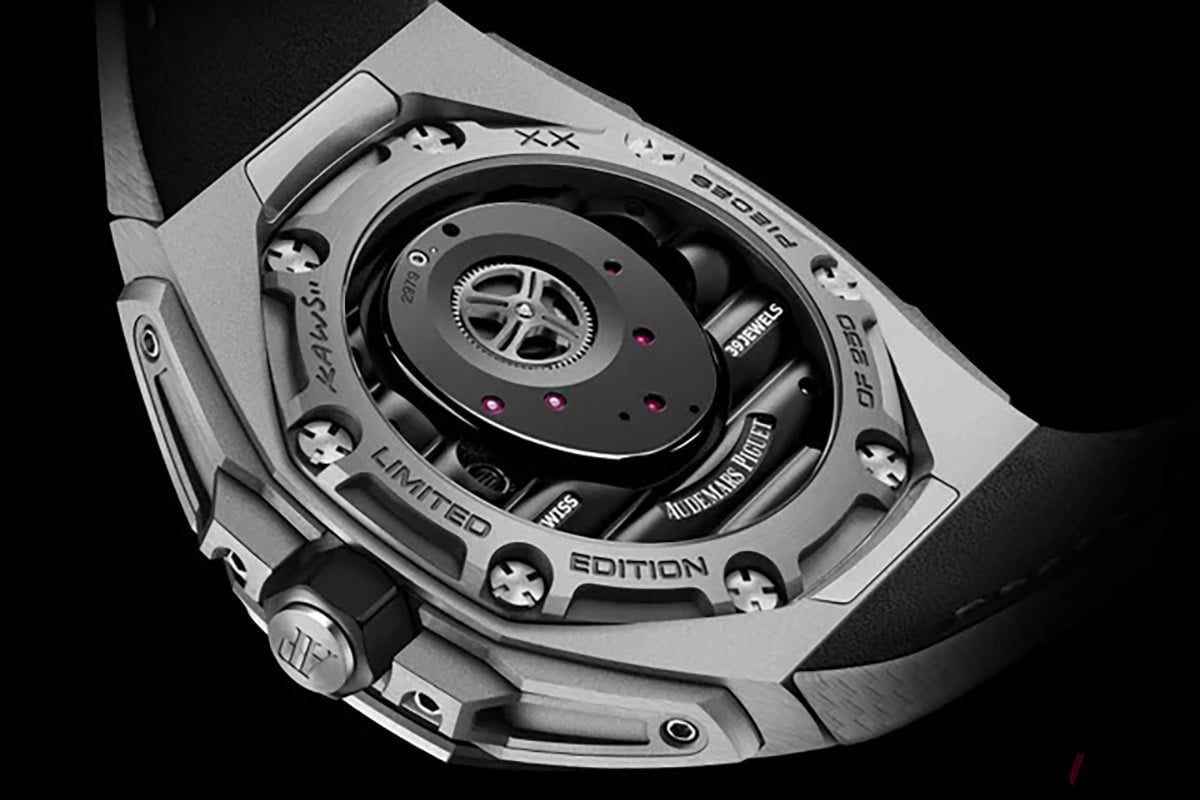 ブラックトーンのブリッジには、レーザーエングレービングとホワイトラッカーであしらわれた“Swiss”“39 jewels”の文字と“Audemars Piguet”の刻印