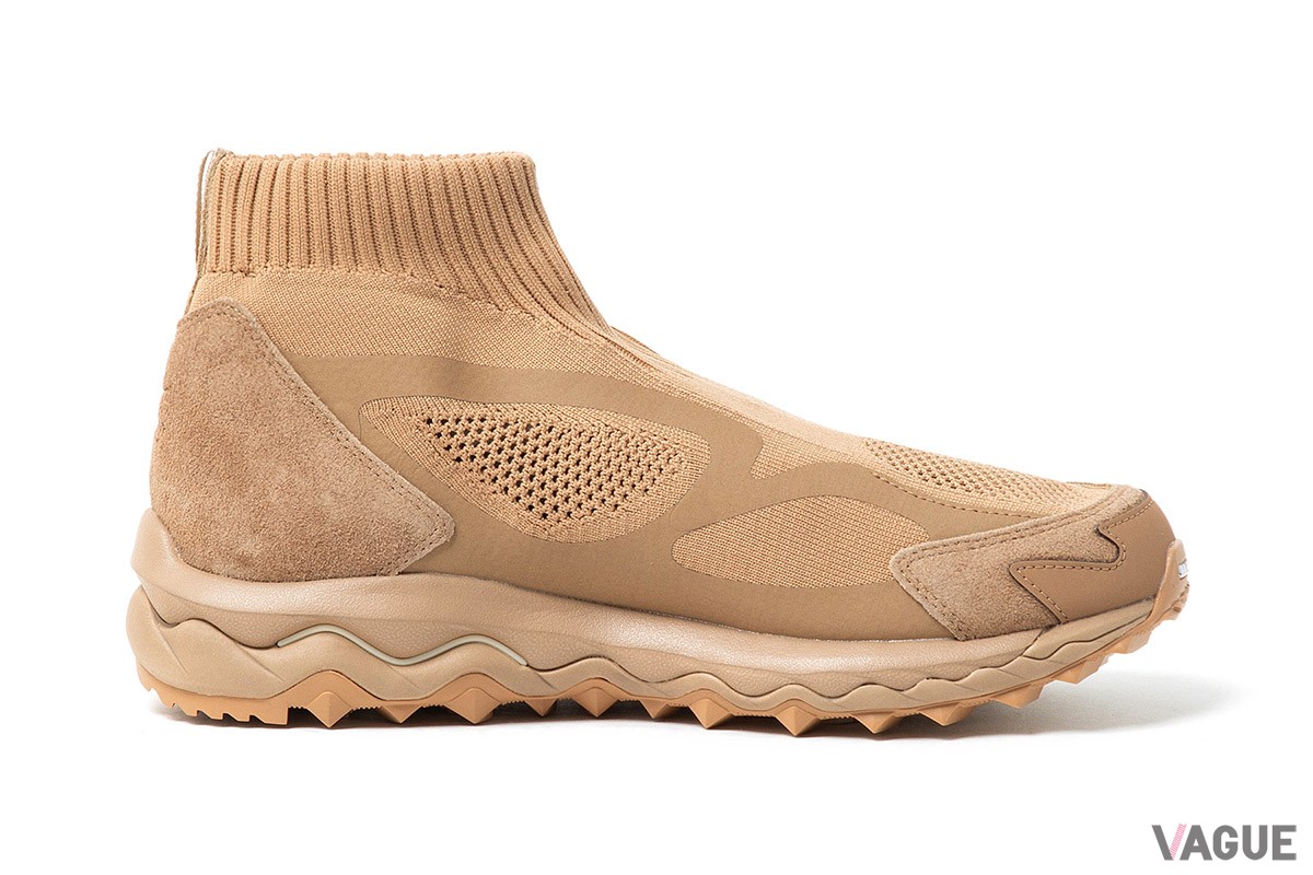 足首からフィットするニット素材が防水透湿性を備えながらも伸縮性に富んでおり、着脱面における機能性へも配慮