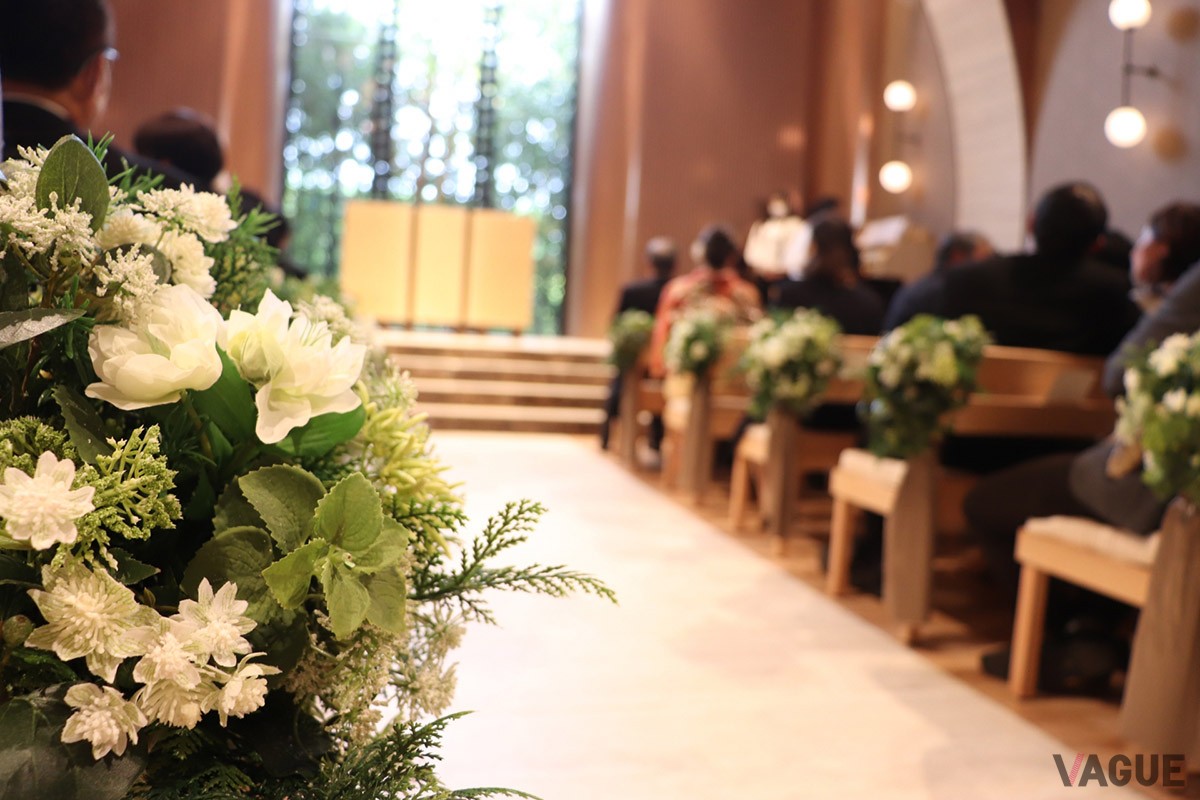 上司へは、結婚式の日取りや場所が決まったタイミングで招待すると理想的です。このとき、職場の噂話から伝わらないように、同僚より先に上司を招待するのもマナー