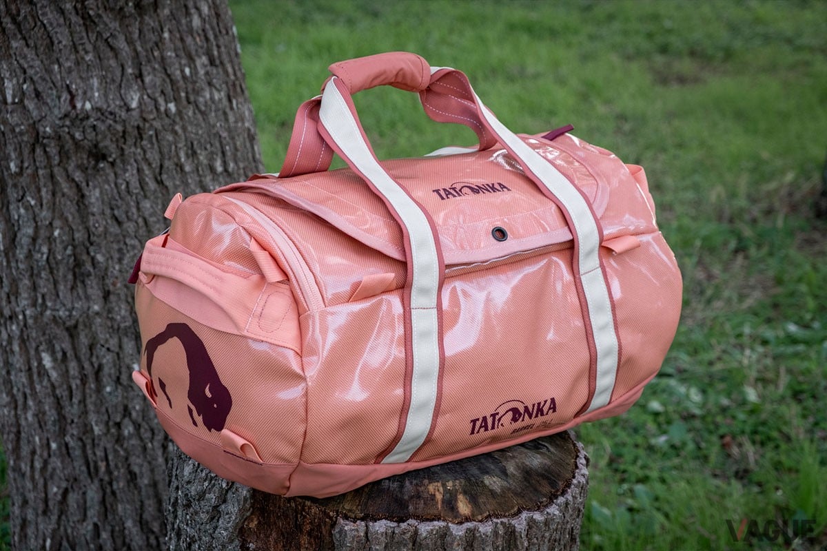 25Lクラスのダッフルバッグなら、BROMPTONのキャリアにぴったり収まります。写真はTPUナイロンや、PFASフリーの耐久撥水・耐摩耗素材を採用した「TATONKA（タトンカ） BARREL 25」（1万8700円、消費税込）