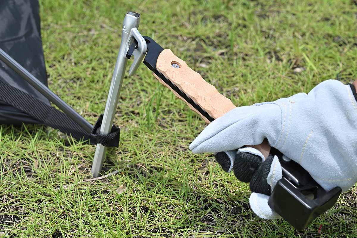 ペグハンマーにはペグ抜きに最適なフックを備えているので、これ一本でペグ打ちからペグ抜きまでこなすことができる