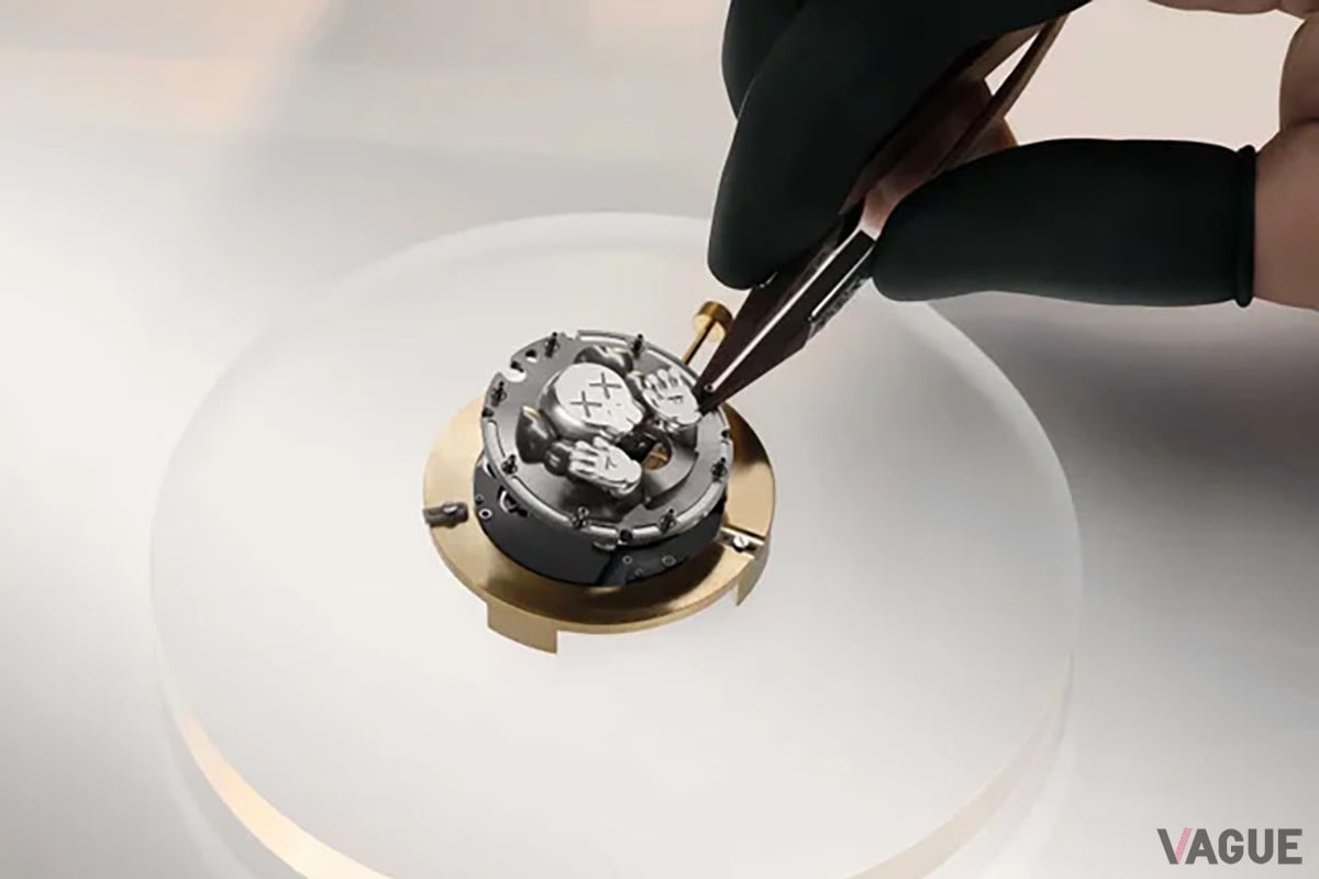 立体的なミニチュアキャラクターはオールチタン製で、サンバースト模様のチタンダイヤル上に埋め込まれている