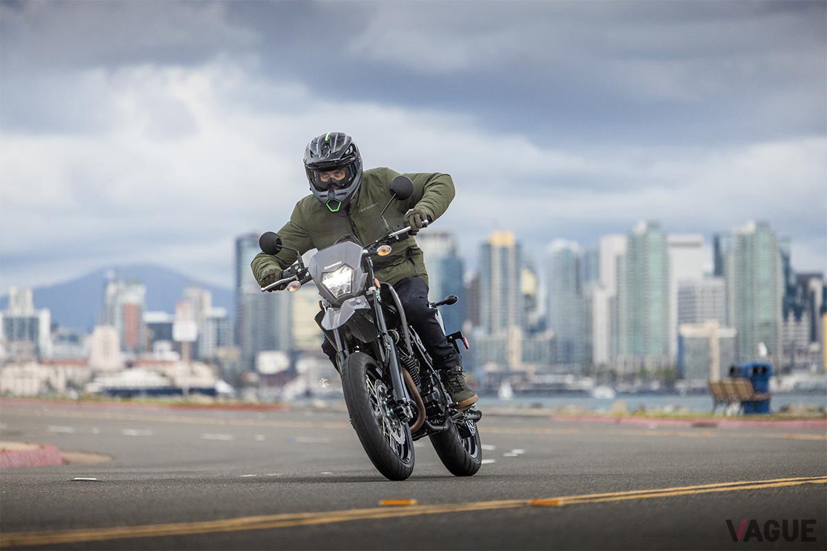 2025年1月13日に発売されることが決定したカワサキの新世代“スーパーモト”「KLX230SM」