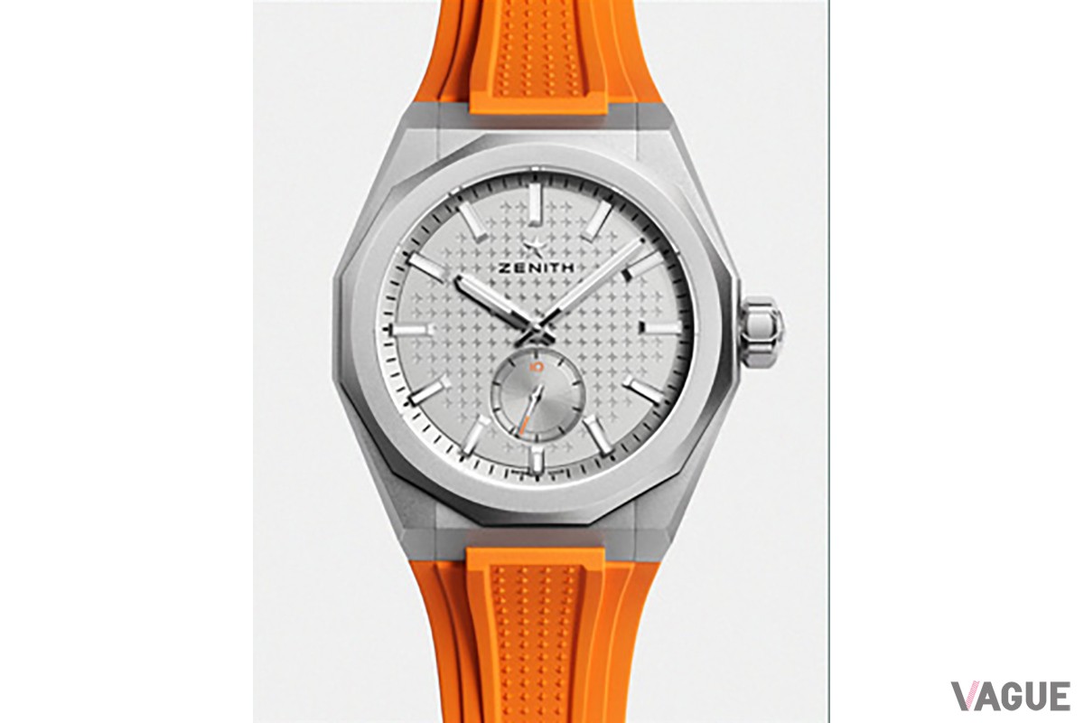 ブレスレットはスチールブレスレットに加え、スチール製フォールディングクラスプの付いた、テクスチャー加工のオレンジラバーストラップを付属