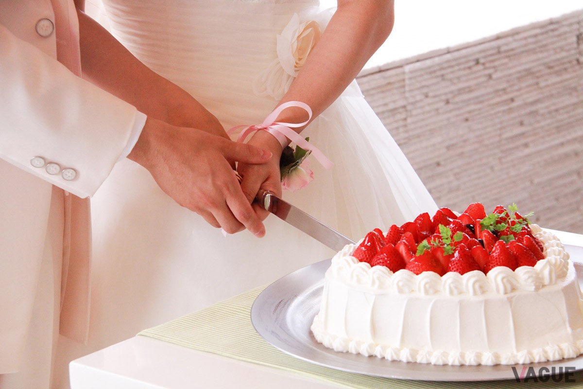 上司へは、結婚式の日取りや場所が決まったタイミングで招待すると理想的です。このとき、職場の噂話から伝わらないように、同僚より先に上司を招待するのもマナー