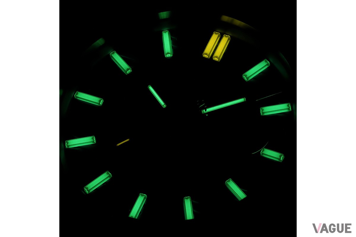 針とダイヤルには16個の自発光マイクロ・ガスライトが施され、暗闇での視認性を高めている