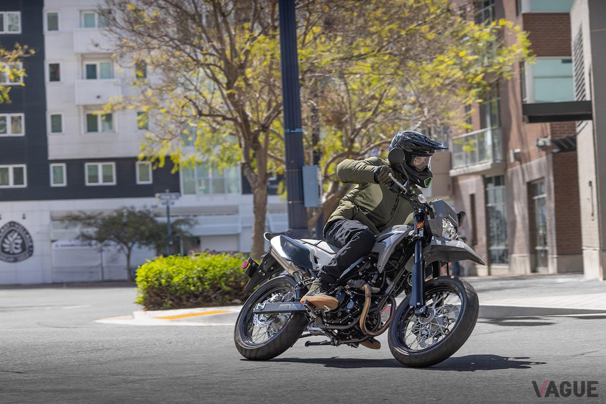 2025年1月13日に発売されることが決定したカワサキの新世代“スーパーモト”「KLX230SM」