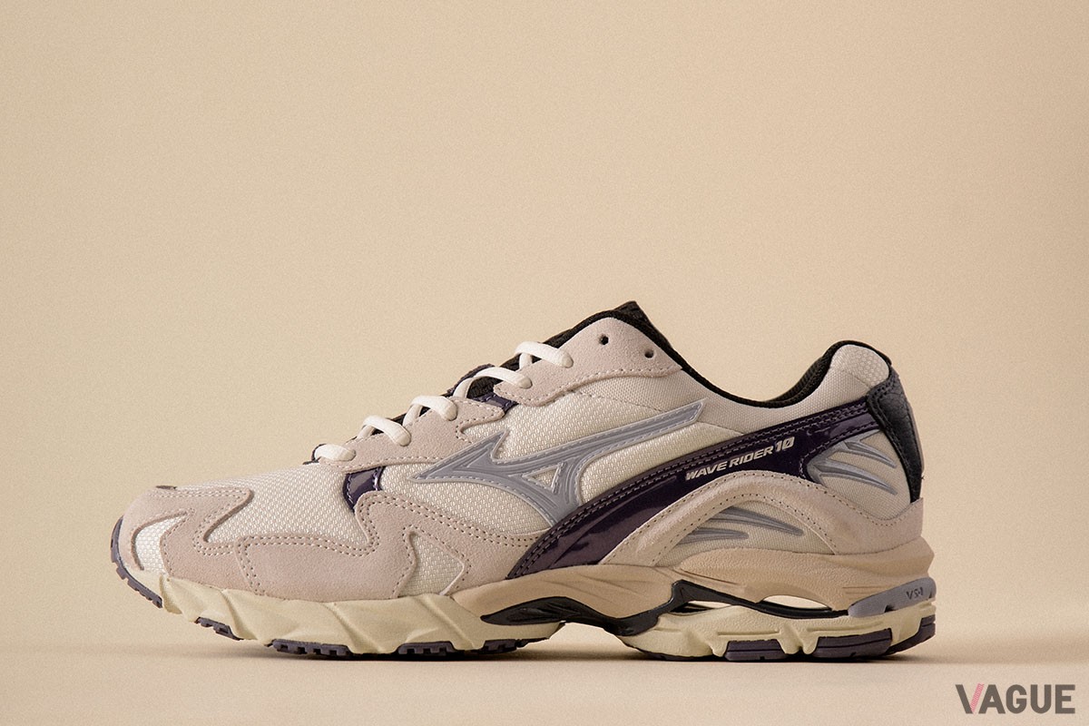 幽霊を表現した「オフホワイト（D1GA2474）」のモデル