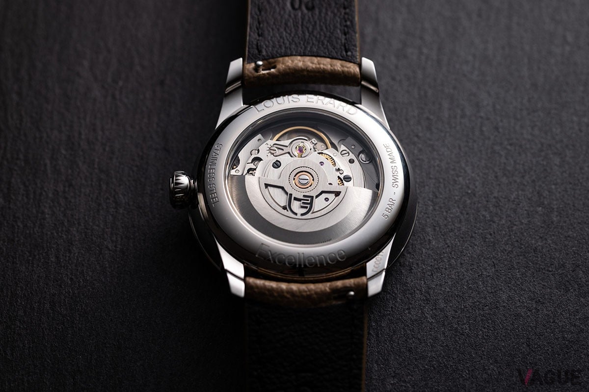 シースルーのケースバックからはムーブメントの動きを楽しめる