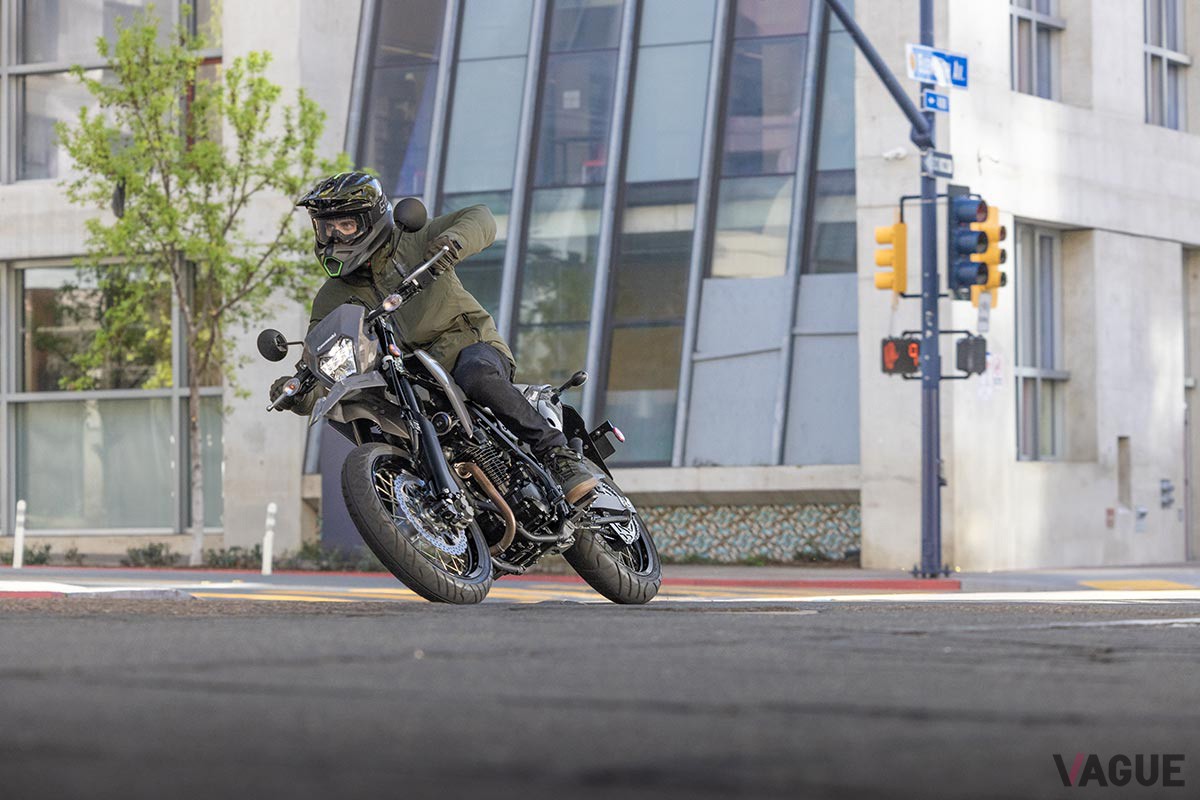 2025年1月13日に発売されることが決定したカワサキの新世代“スーパーモト”「KLX230SM」