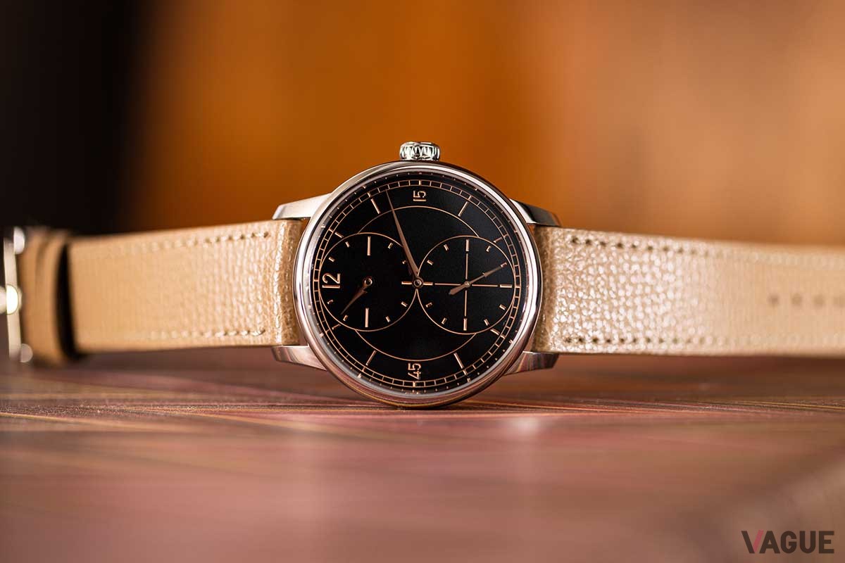 グレイン・カーフレザーのストラップとブラックのダイヤルが絶妙にマッチ