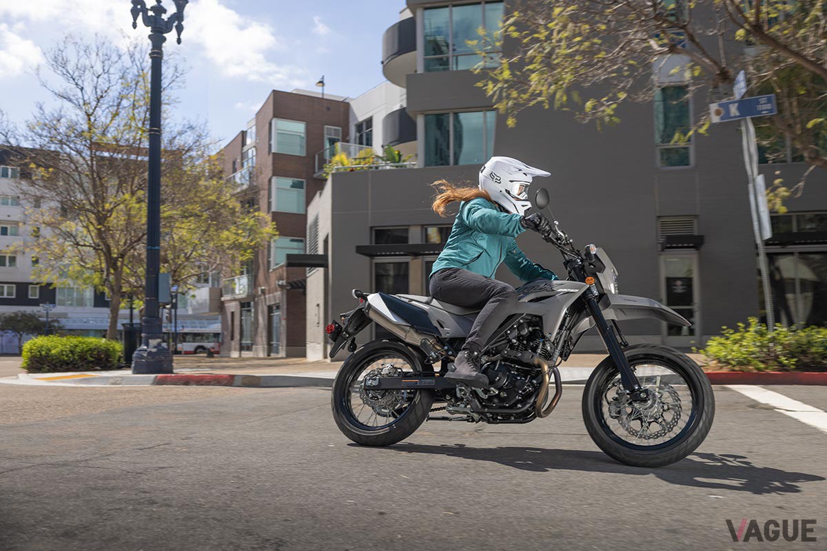 2025年1月13日に発売されることが決定したカワサキの新世代“スーパーモト”「KLX230SM」