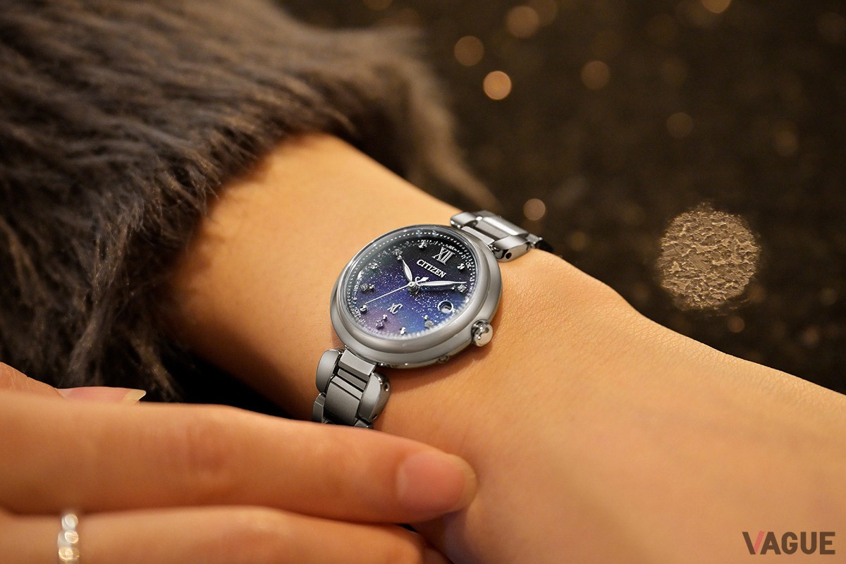 6時位置方向にナイトレインボーをイメージし何層ものラメを円弧上に重ね、インデックスには空に輝く星々に見立てた5ポイントのラボグロウン・ダイヤモンドとカットパーツをセット