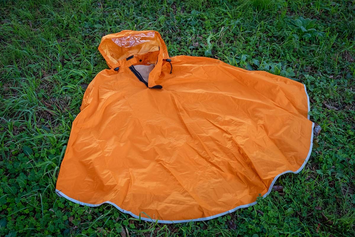 筆者の愛用する雨具は自転車ブランドがつくったポンチョ。風のバタつきを防ぐ紐や、背中までしっかり覆うデザインが秀逸。（リンプロジェクト「サイクルレインポンチョ」(1万1000円、消費税込）