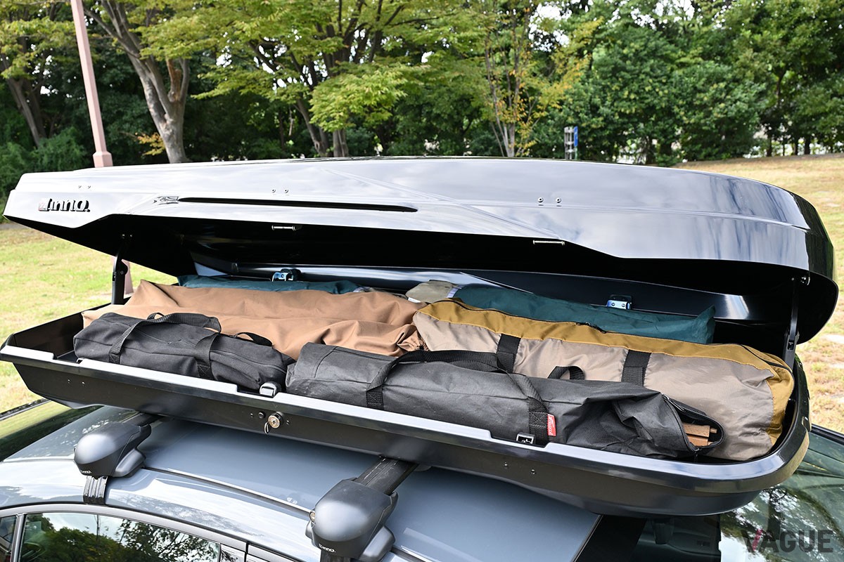 大型テントや焚き火台、長尺のスキー板もすっきり収まる余裕の大容量。かさばる荷物をルーフに収めれば、目的地までのドライブも快適だ