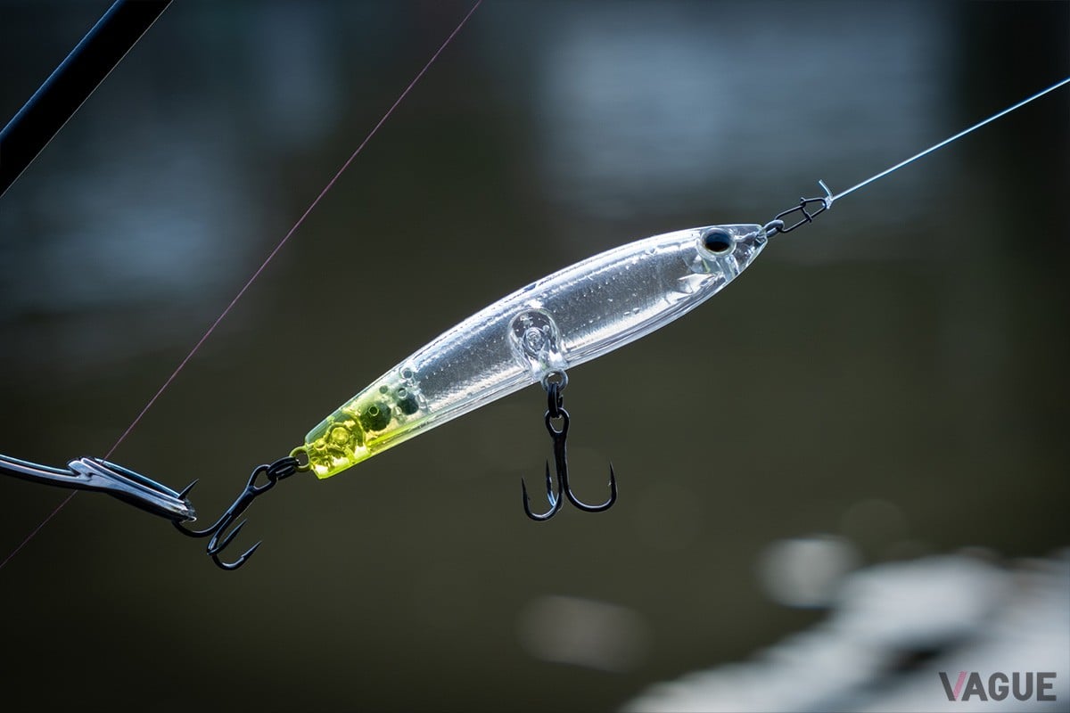 逃げ惑う小魚の動きを演出できるペンシルベイトは、水面を割ってアタックするメッキのファイトが楽しめます。写真は「TIEMCO ソルティーレッドペッパーマイクロ」