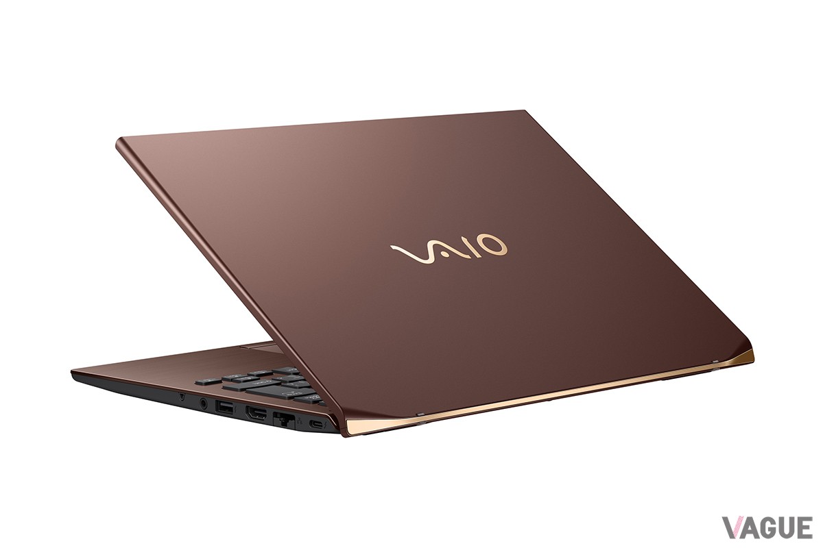 高級感をたたえた“アーバンブロンズ”は従来の「VAIO SX14-R」でも人気のカラー。芳醇な色合いはビジネスシーンにもよく似合う