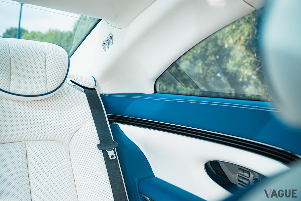 インパネ回りやシートといったインテリアはベースモデルと同様（C）Bonhams