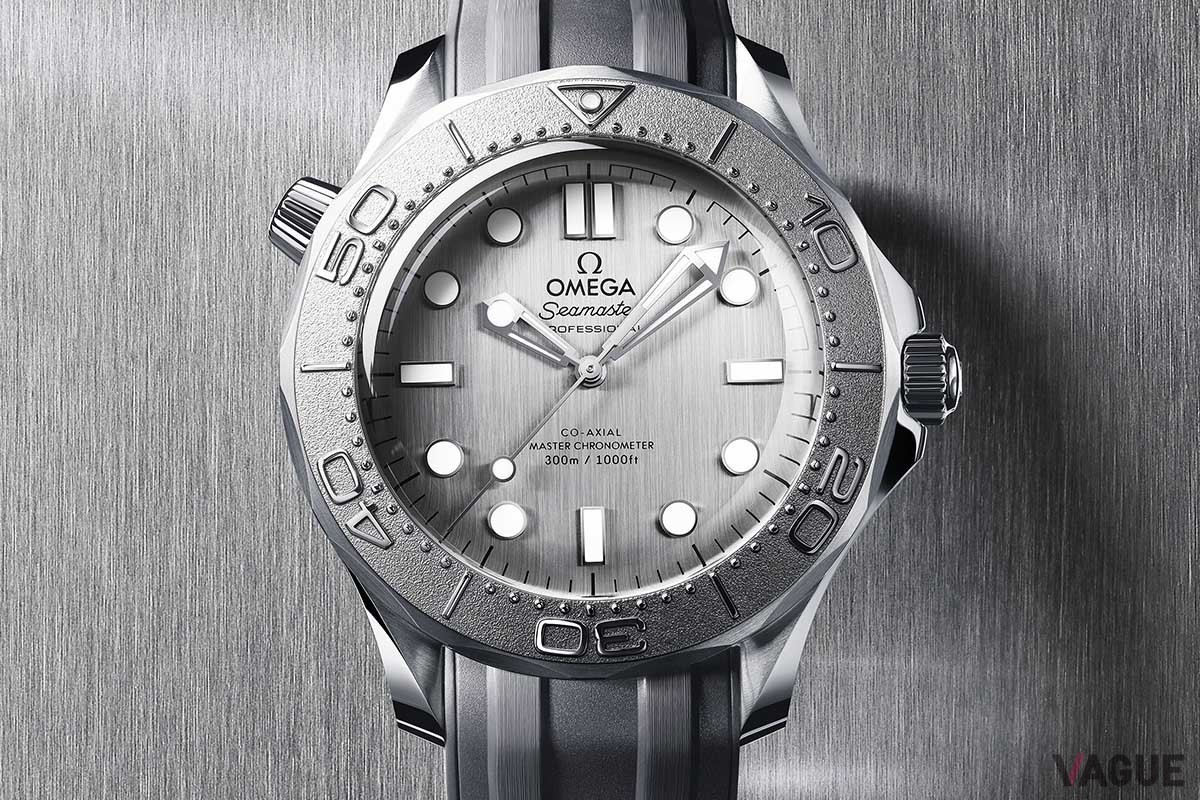 グレーダイヤルモデルではベゼル製チタンとのバランスを配慮し、ラバーストラップにもグレーを採用（品番：210.32.42.20.06.002　91万3000円、消費税込）