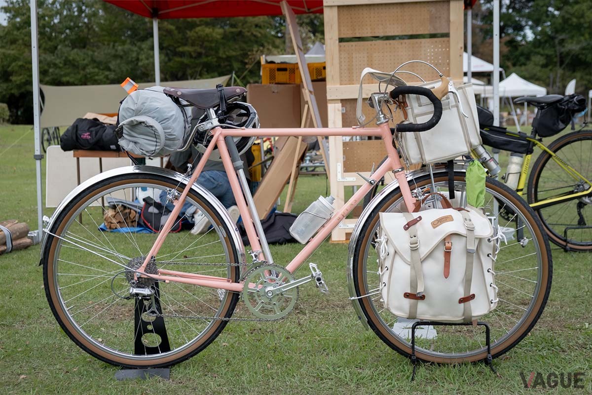 東京・浅草の自転車ツーリング専門店「オオマエジムショ」が提案するバイクパッキングのスタイル。正統派ランドナーのマナーとバイクパッキングの利便性を融合させています（「BIKE＆CAMP KANTOU23」にて撮影）