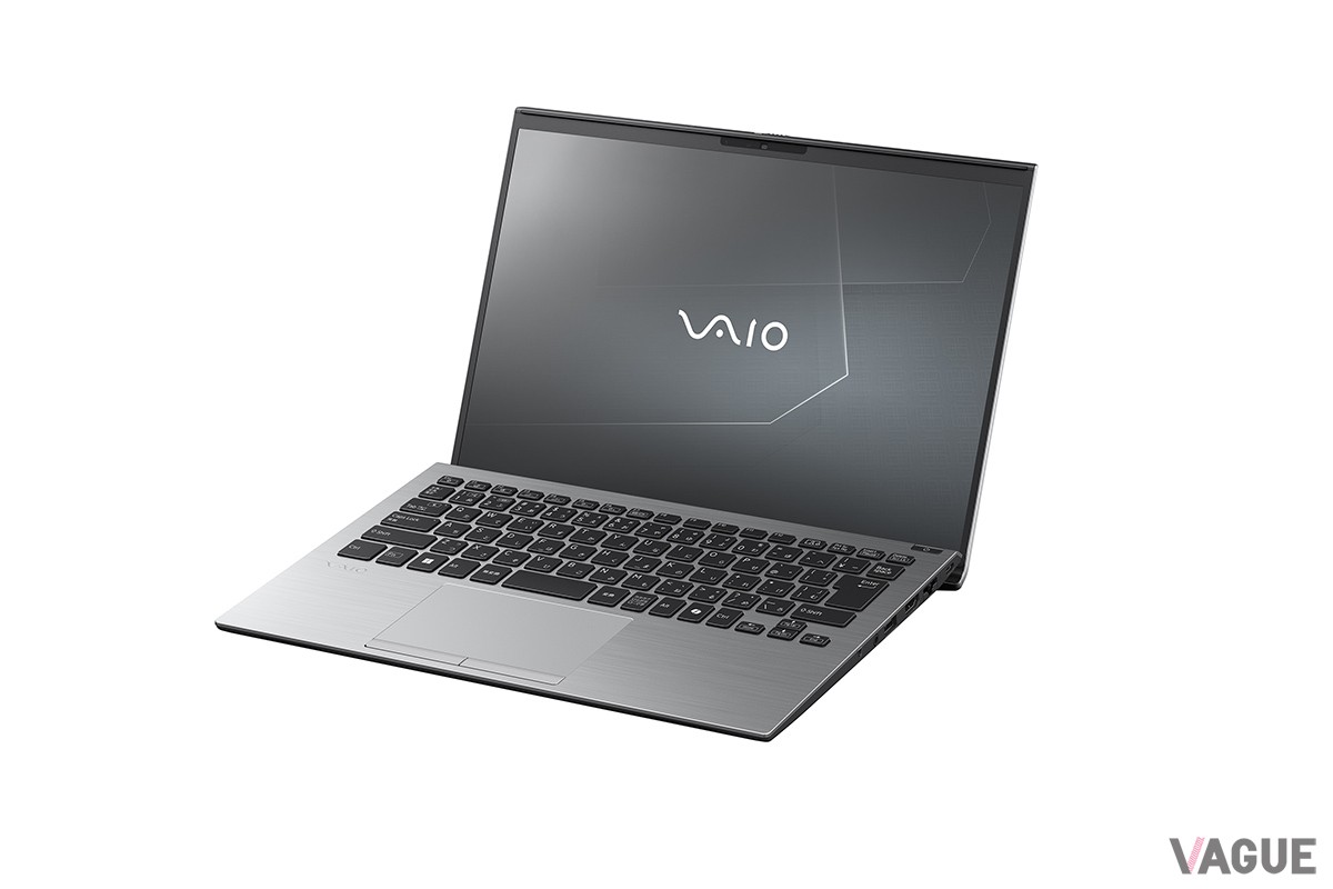 知性を感じさせる“ブライトシルバー”はブラックカラーのキーボードとのコントラストも美しい