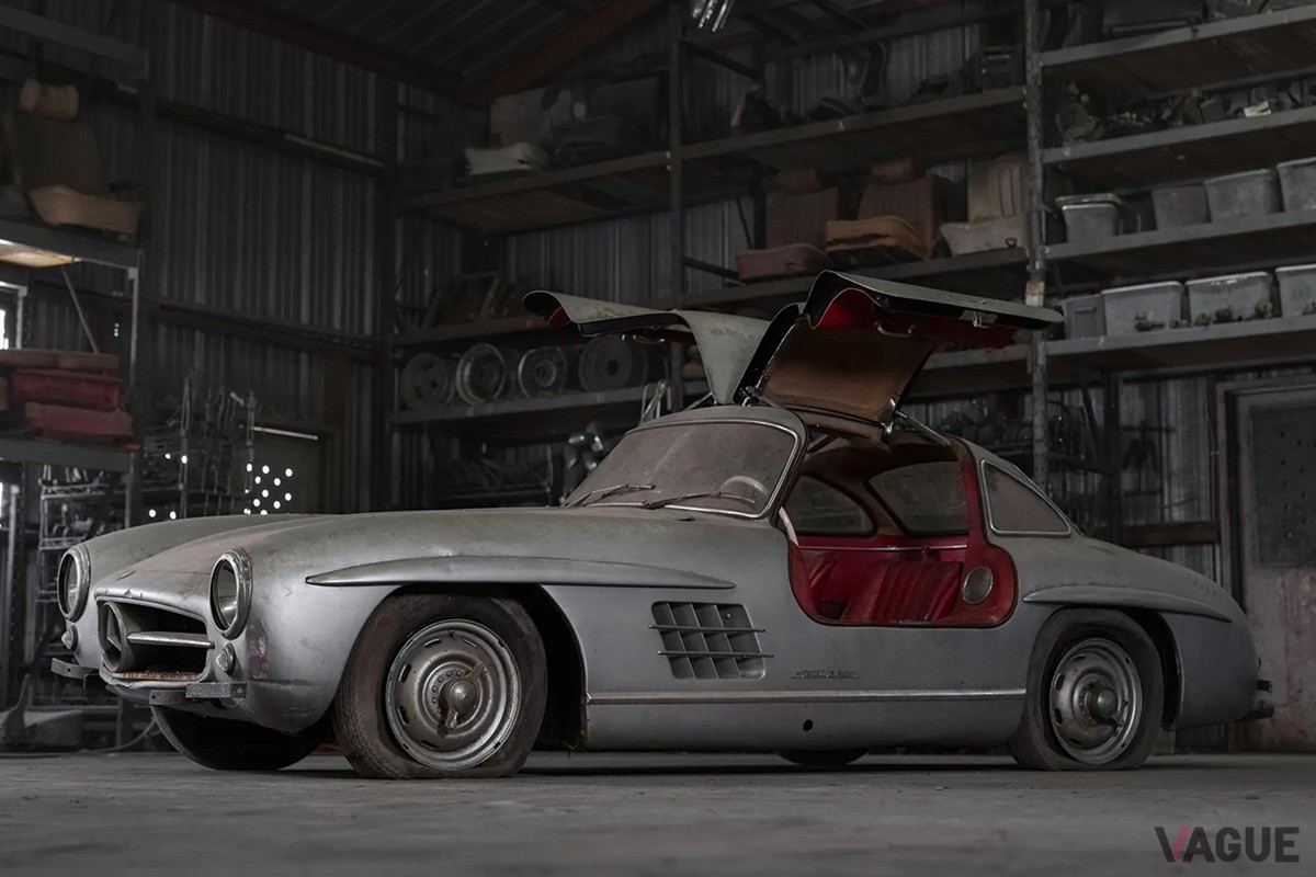 同オークションに出品された1956年式のメルセデス・ベンツ「300SL」。29台のみが製作された軽合金バージョンの1台（C）RM Sotheby’s
