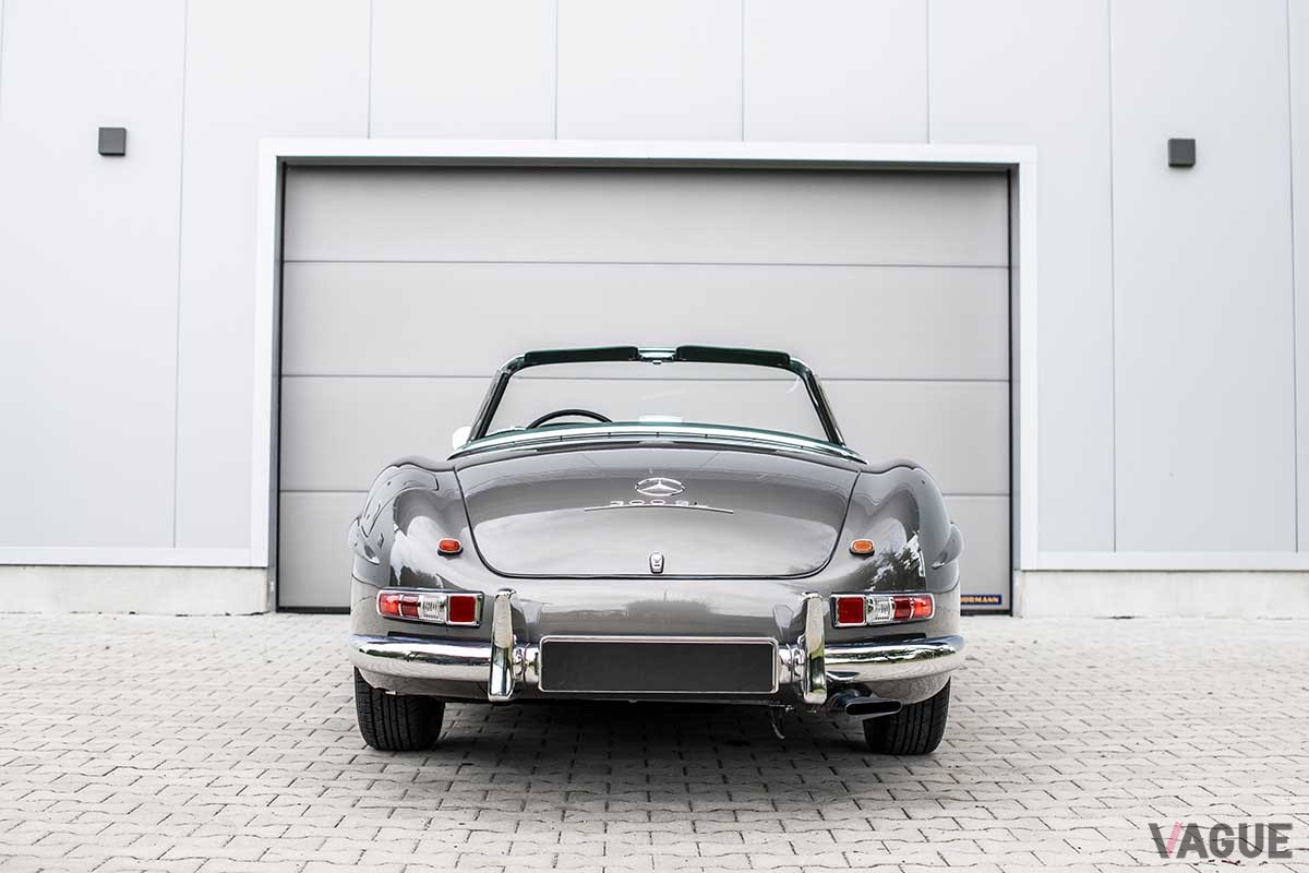 オークションに登場した1957年式メルセデス・ベンツ「300SLロードスター」Remi Dargegen(c)2024 Courtesy of RM Sotheby's