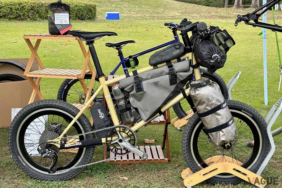 ミニベロMTBもバイクパッキング向けにカスタマイズできます。写真は映画「E.T」に登場したBMXを手掛けた老舗ブランド・KUWAHARAの「Perfetto(ペルフェット)」をベースにしたもの。（「BIKE＆CAMP KANTOU23」にて撮影）