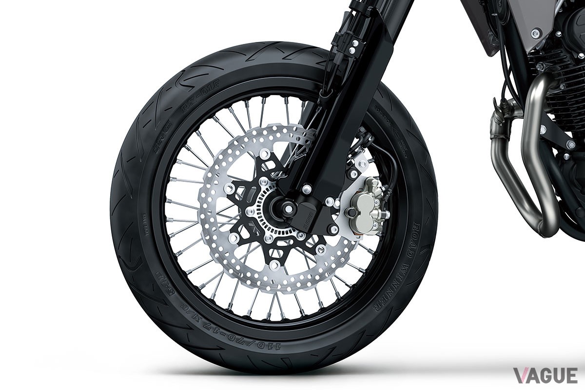 2025年1月13日に発売されることが決定したカワサキの新世代“スーパーモト”「KLX230SM」