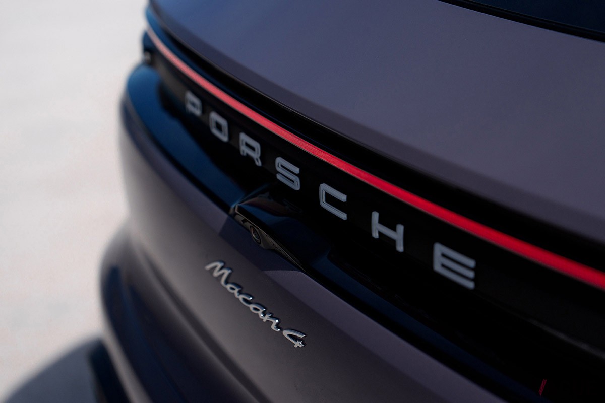 「東京マラソン2025」でランナーを先導するオフィシャルカーに選ばれたPorscheのフル電動SUV「マカン」
