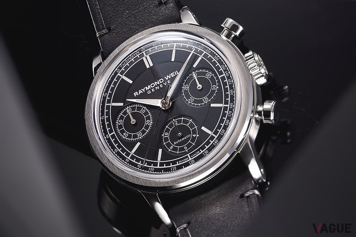 30年代に着想を得たデザインを、巧みな技術で奥行きのあるモダンな形状に仕上げたセクターダイヤルは「ミレジム」のアイコン。グレー×レザーストラップ（59万4000円、消費税別）