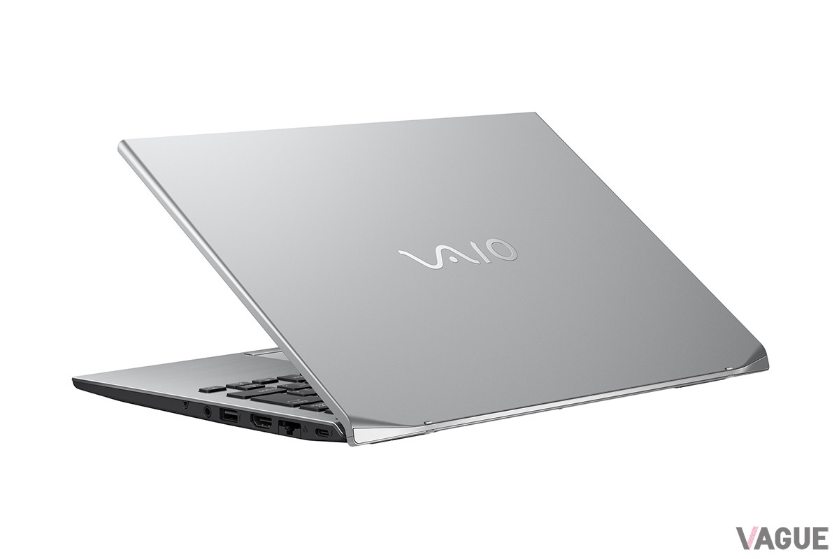 知性を感じさせる“ブライトシルバー”はブラックカラーのキーボードとのコントラストも美しい