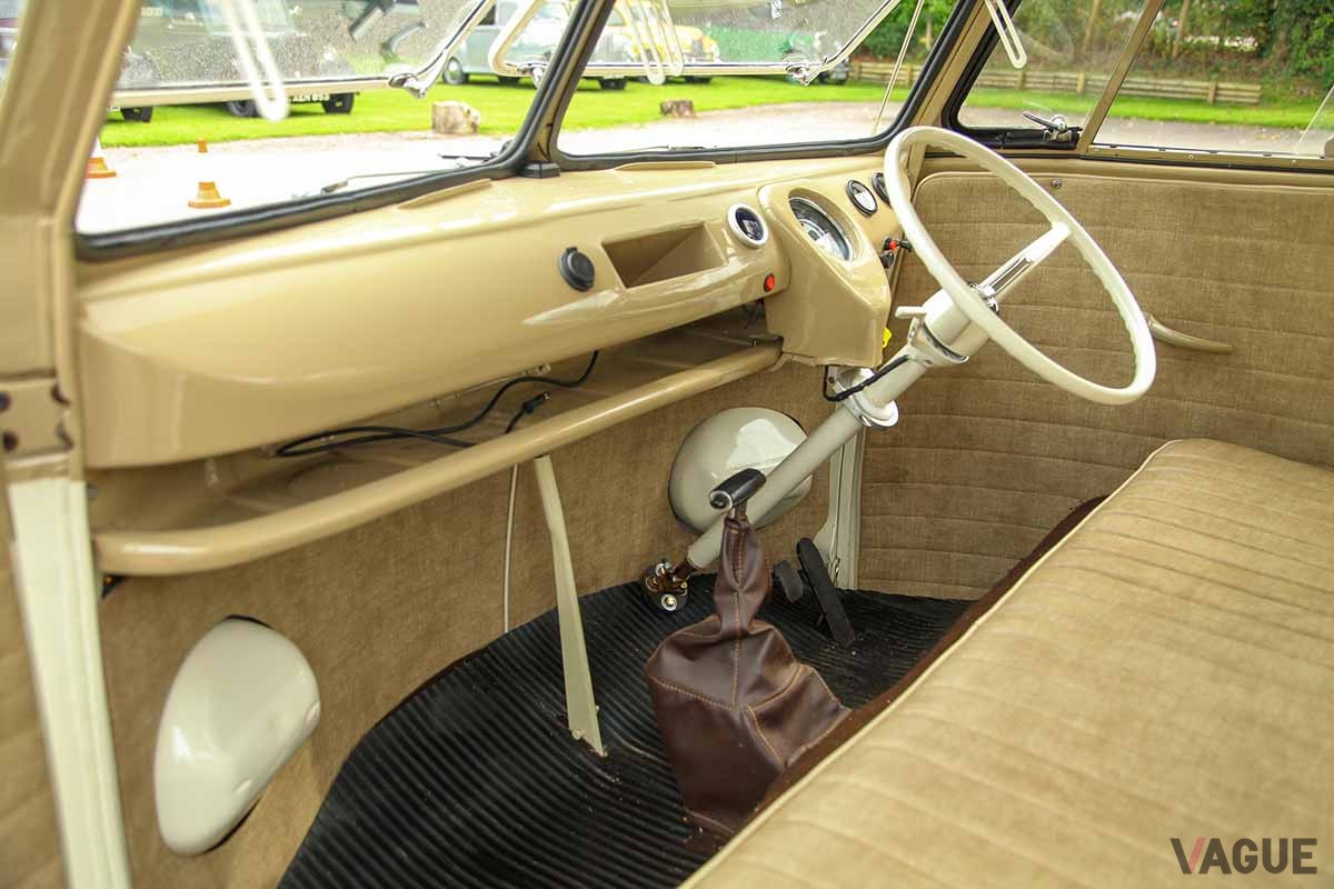 オークションに出品された1963年製VW「タイプ2」ベースのカスタム・キャンピングカーのインテリア