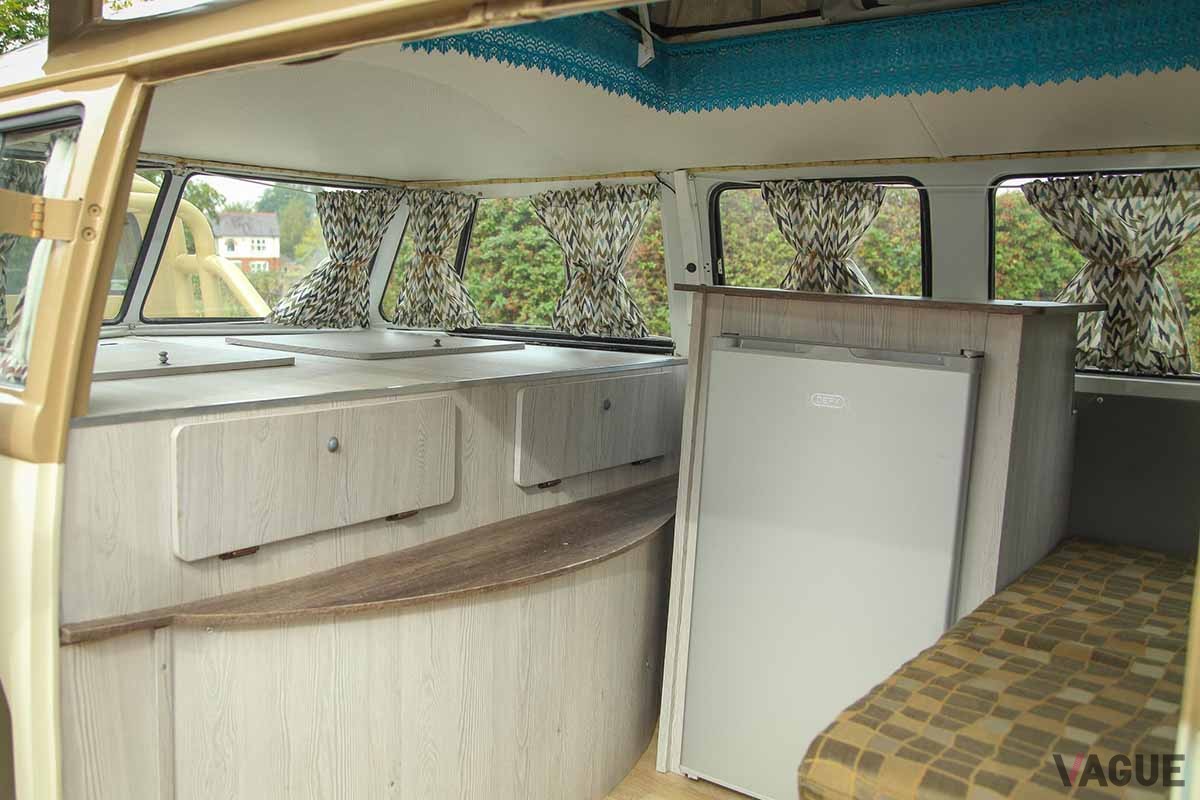 オークションに出品された1963年製VW「タイプ2」ベースのカスタム・キャンピングカーのインテリア