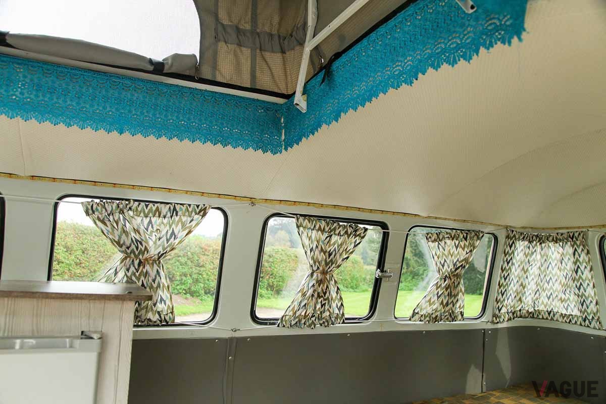 オークションに出品された1963年製VW「タイプ2」ベースのカスタム・キャンピングカーのインテリア