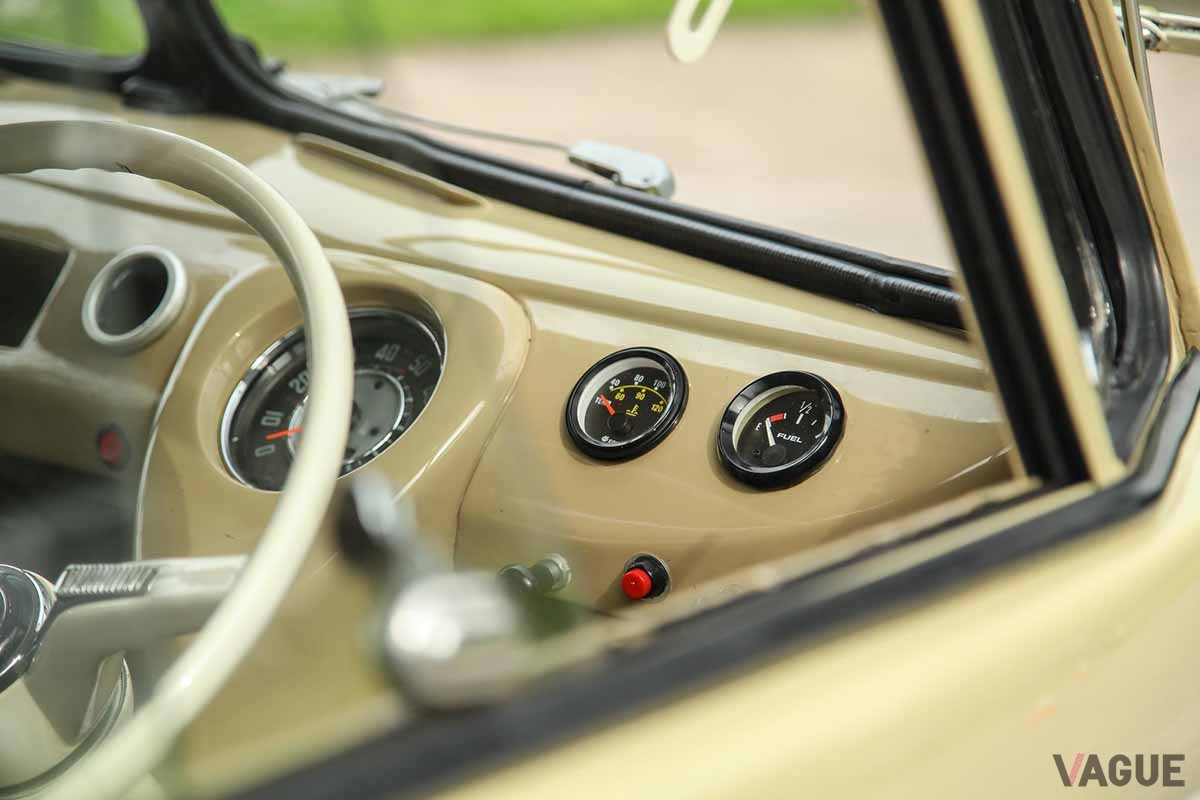 オークションに出品された1963年製VW「タイプ2」ベースのカスタム・キャンピングカーのインテリア