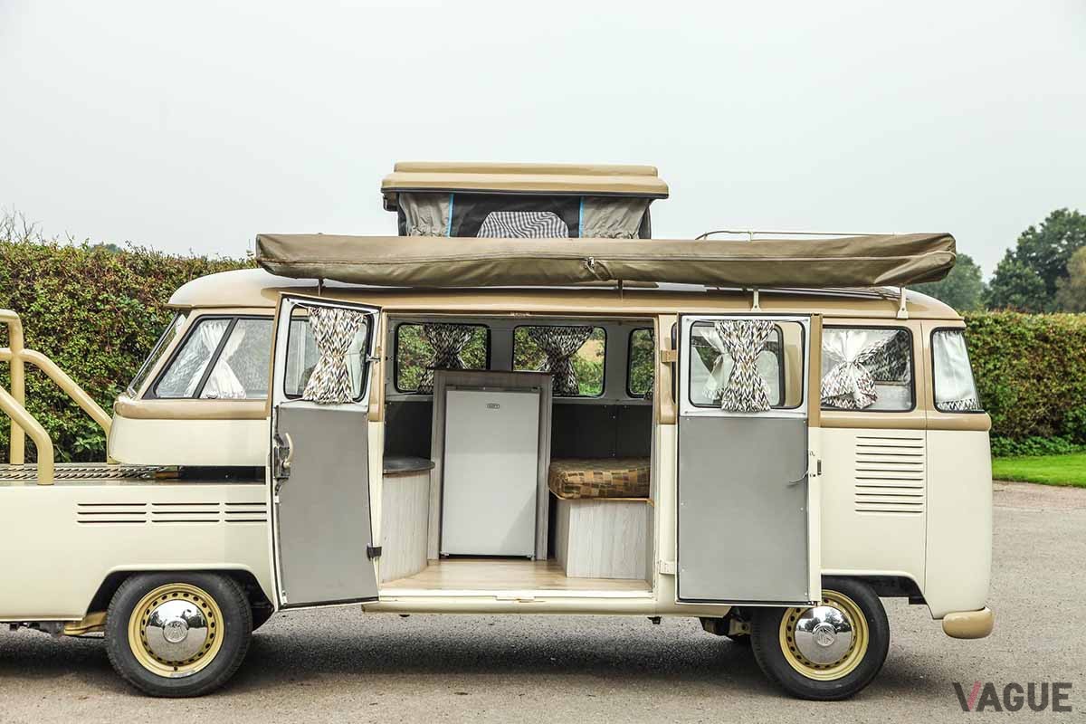 オークションに出品された1963年製VW「タイプ2」ベースのカスタム・キャンピングカーのインテリア