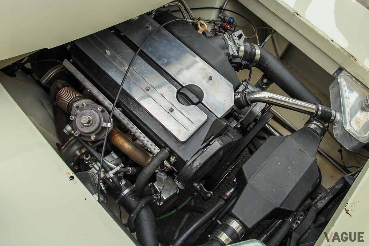 オークションに出品された1963年製VW「タイプ2」ベースのカスタム・キャンピングカーのエンジン